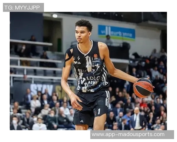 哈珀赞文班亚马全能表现其打法时而似控卫展现多面才华